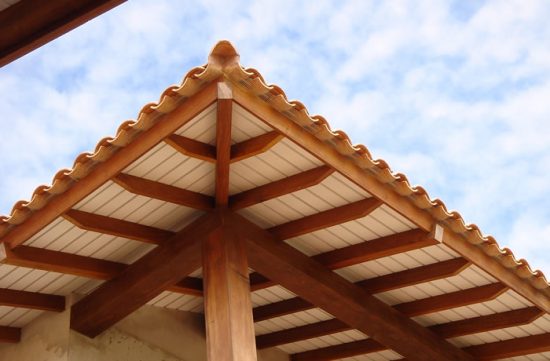O papel dos beirais de madeira na proteção contra intempéries e danos estruturais | Madebral